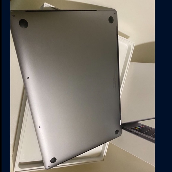 Apple MacBook Pro 15" Touchbar (i7 2.9 Ghz 6-Core, 16GB RAM, Intel UHD Graphics - Picture 6 of 12